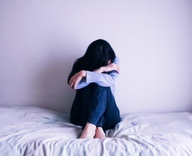 女性｜落ち込む｜ベッド