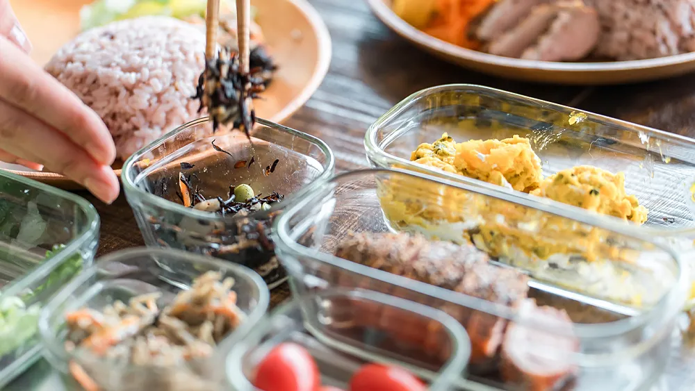 料理の盛り付けをする女性の手元