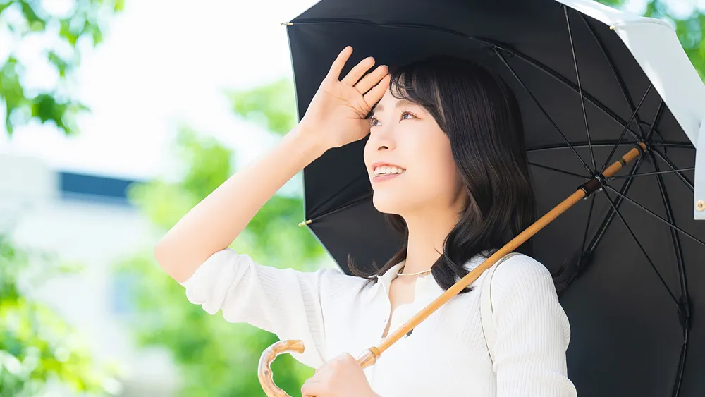 日傘を差して歩く女性