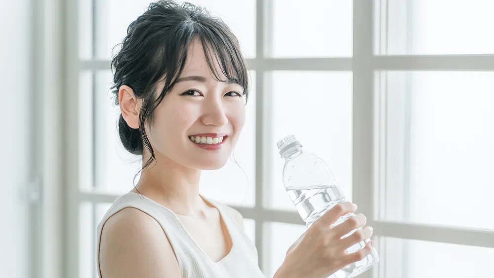 水を飲む女性