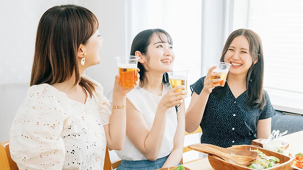 ビールでパーティーする女性