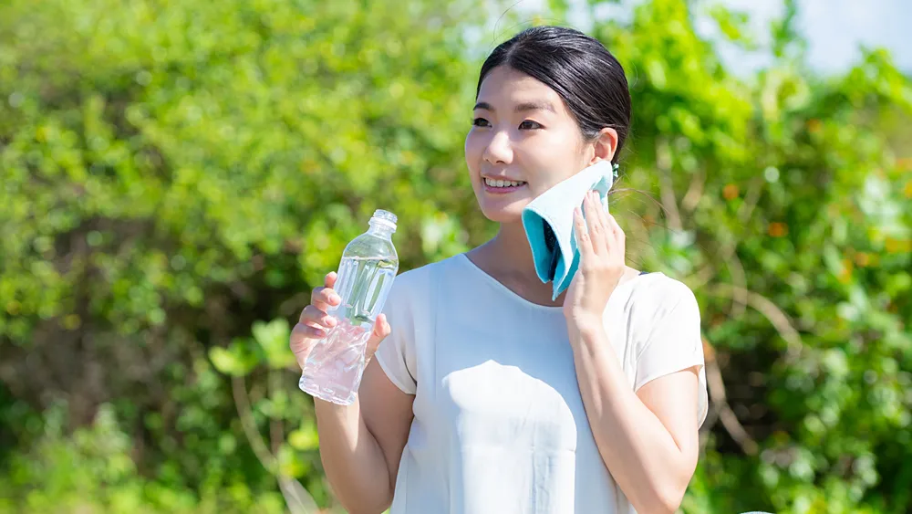 水分補給をする女性