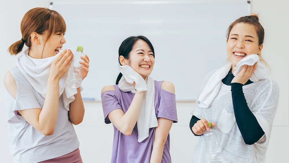 ジムで汗を流す女性たち