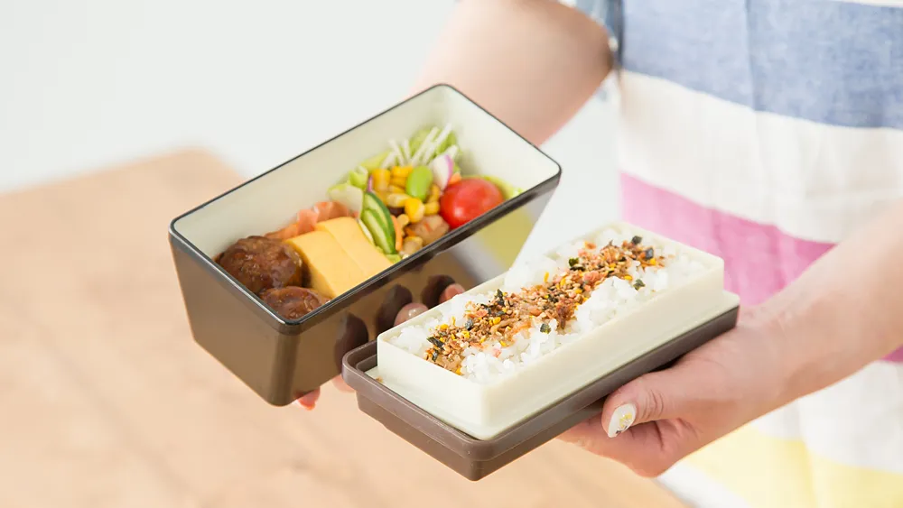 お弁当を持つ女性