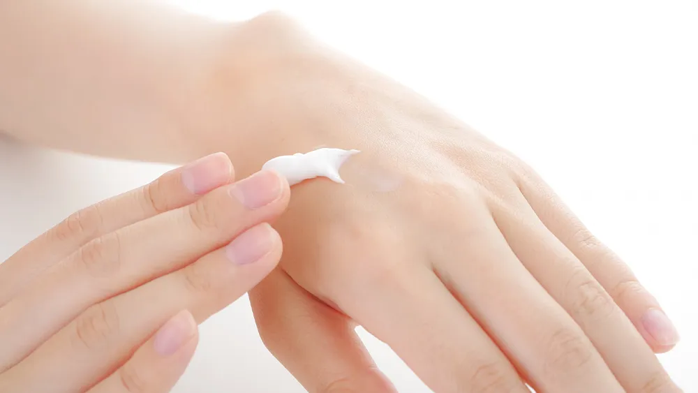 日焼け止めを塗る女性