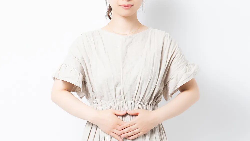 お腹に手を当てる妊婦