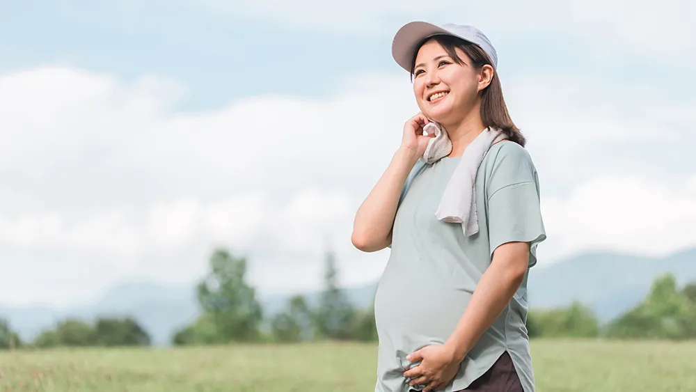運動する妊婦