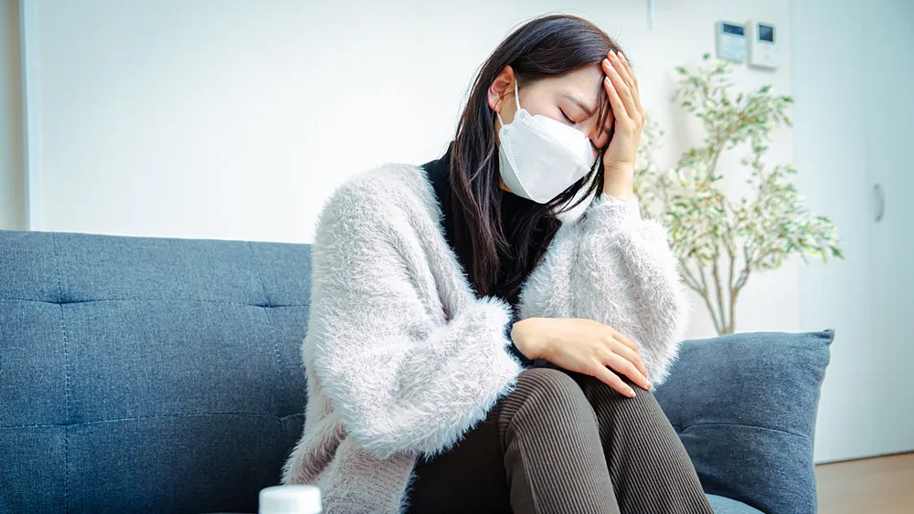 風邪をひいた女性