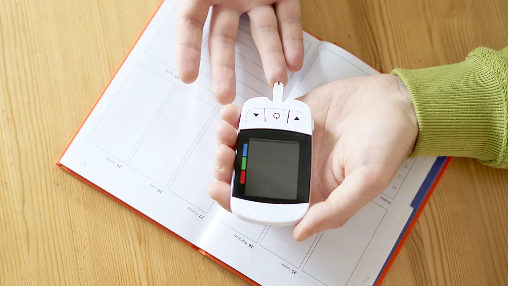 血糖値を測定している手