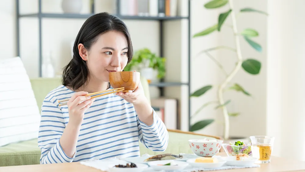 食事をする女性