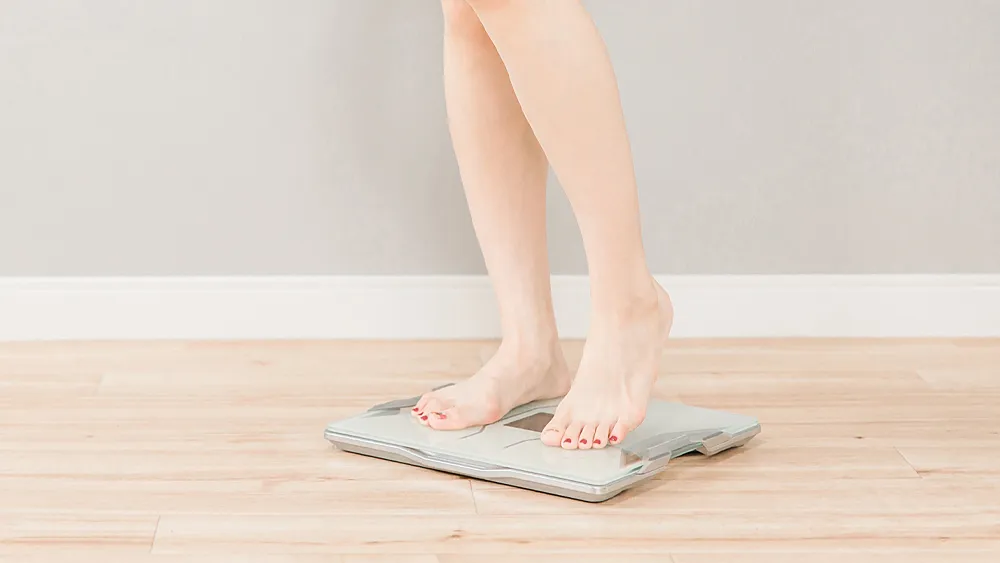 体重計に乗る女性