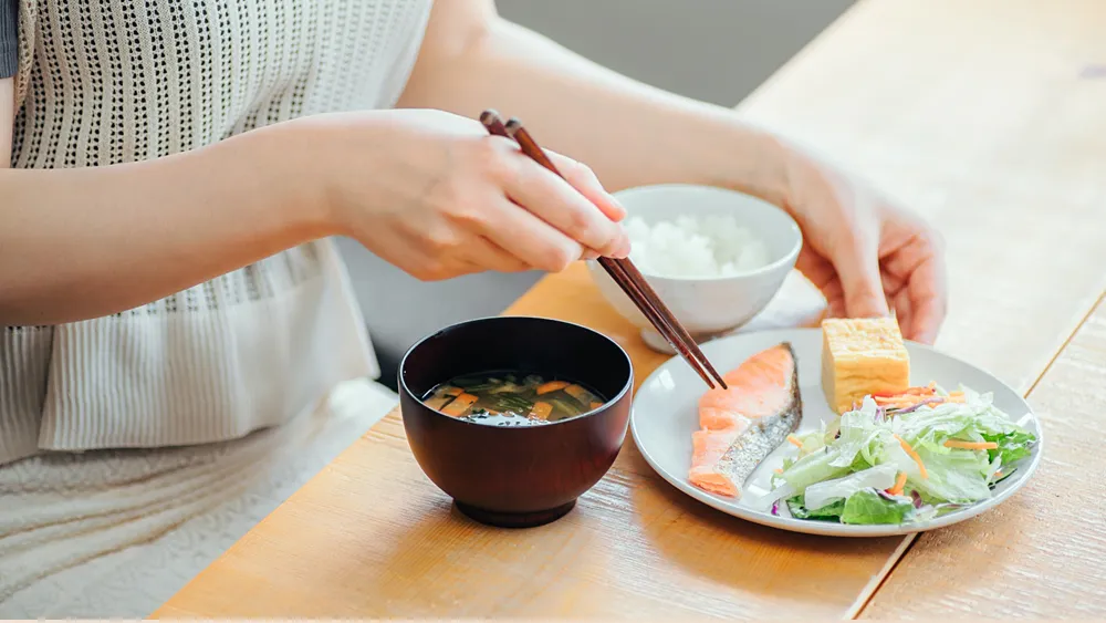 食事をしている女性