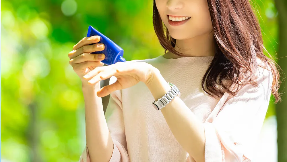 日焼け止めを塗る女性