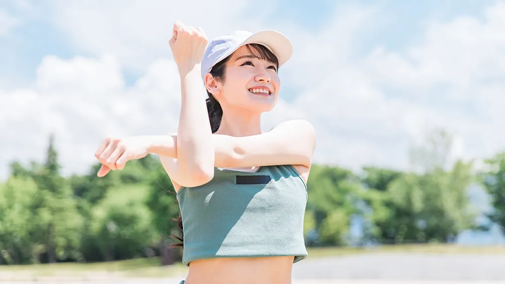 笑顔で運動する女性