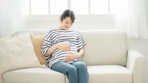 家でくつろぐ妊婦