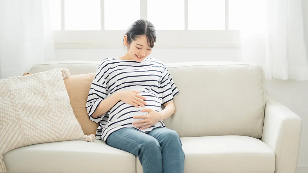 家でくつろぐ妊婦