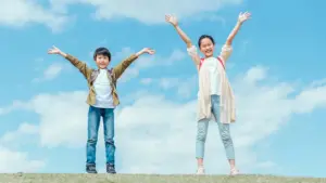 バンザイをする元気な小学生