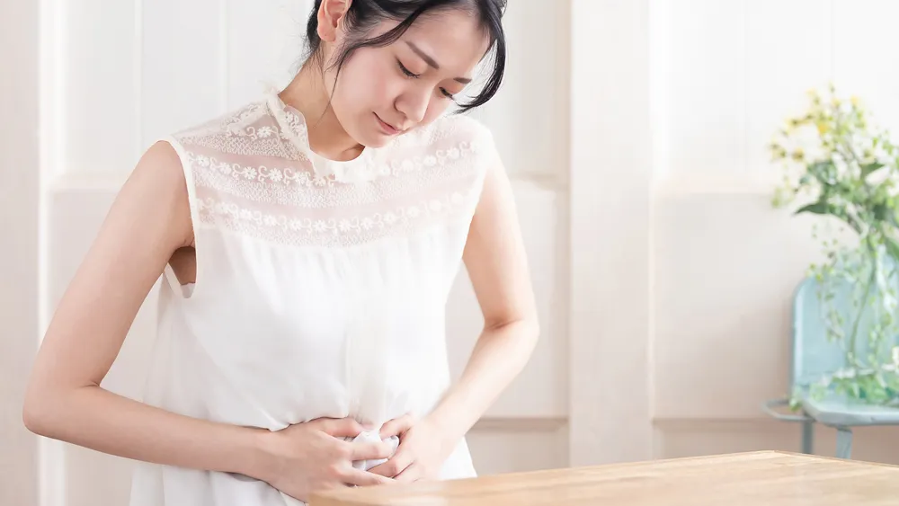 腹痛の女性