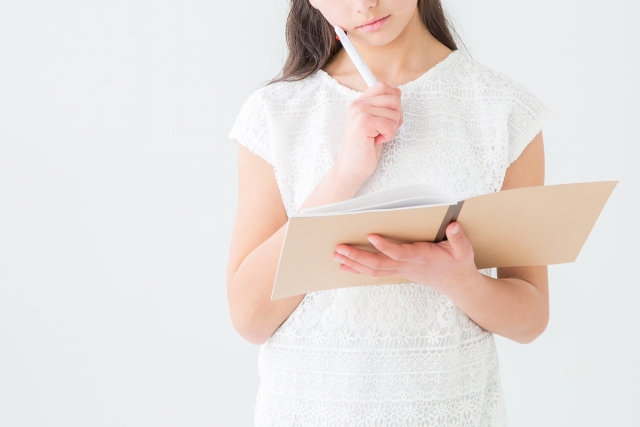 女性|考え中|起業準備|ビジネス設計|