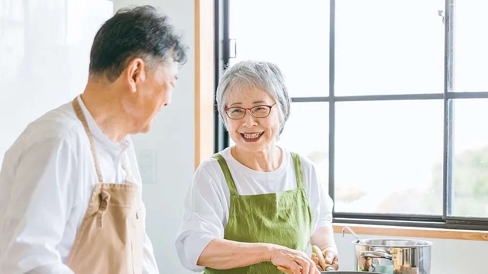 料理をするシニア夫婦
