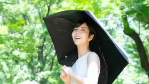 日傘をさす女性