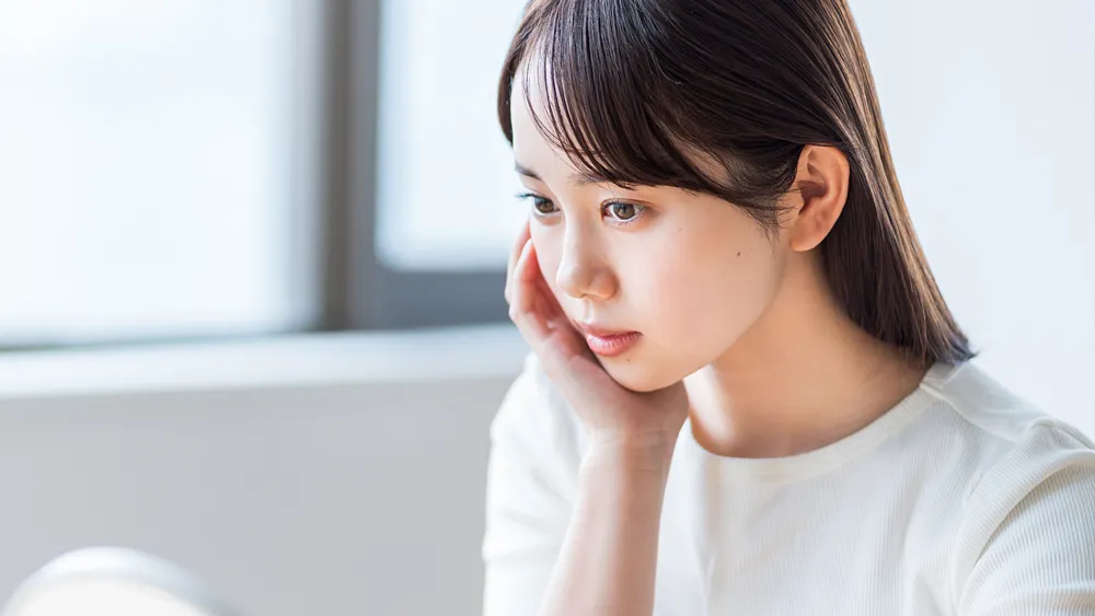 スキンケアをする若い女性