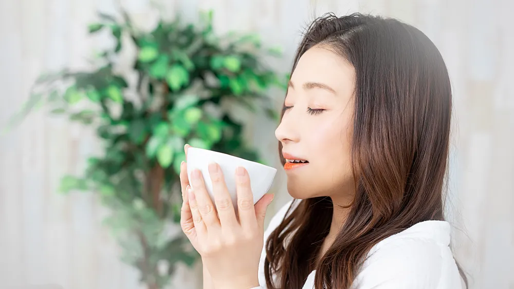 スープを飲む女性