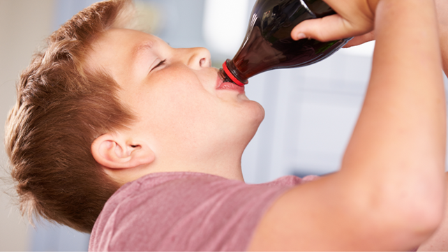 炭酸飲料を飲む男の子
