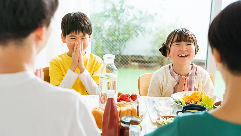 家族での食事風景