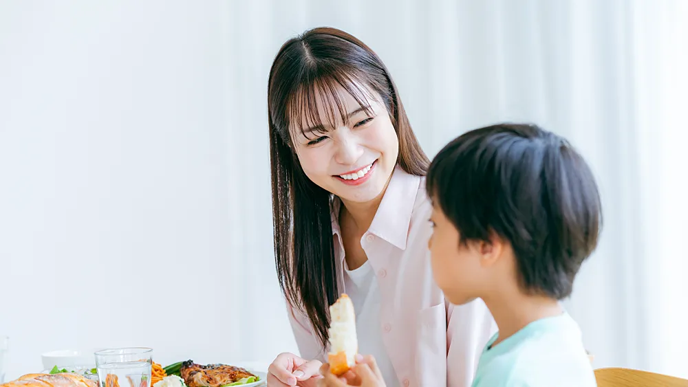 食事をする親子