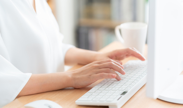 パソコンで仕事をする女性