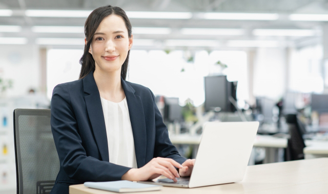 パソコンで仕事をする女性