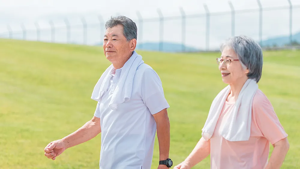 運動するシニアの夫婦