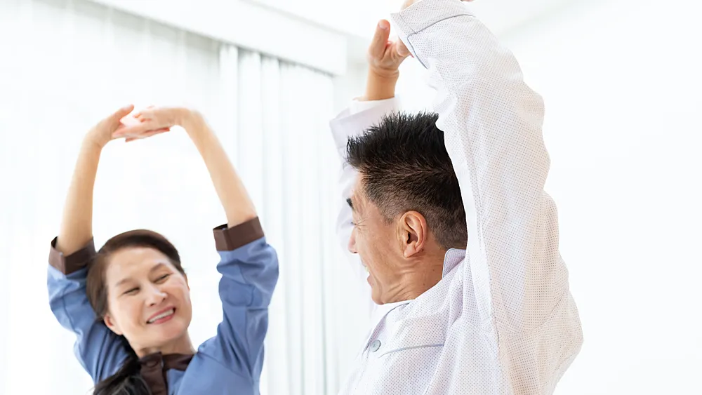 運動するシニアの夫婦