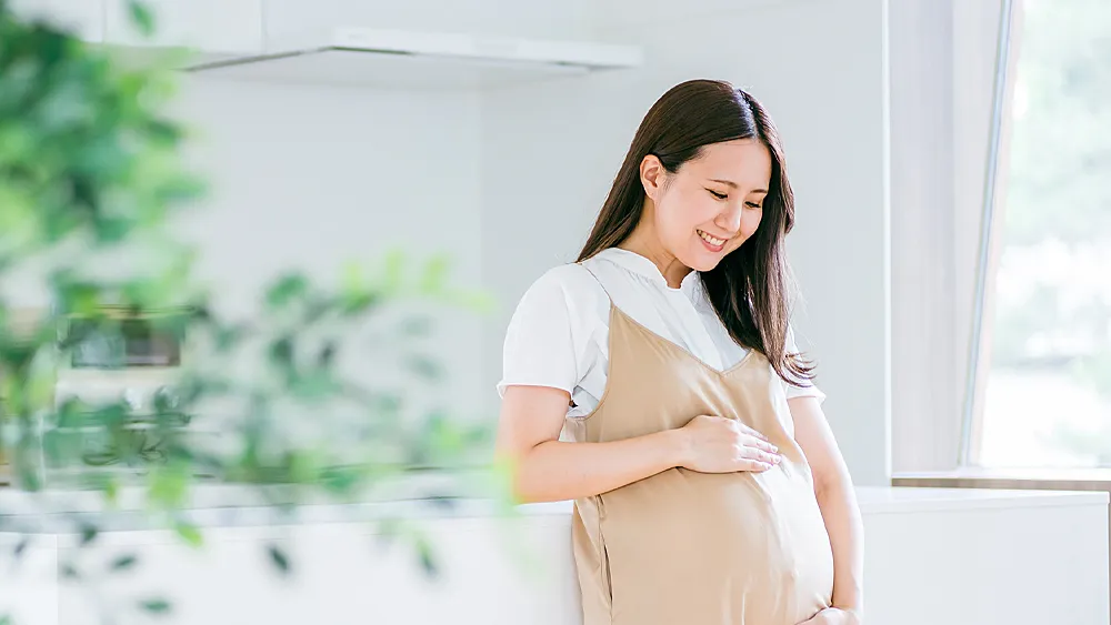 キッチンに立つ妊婦