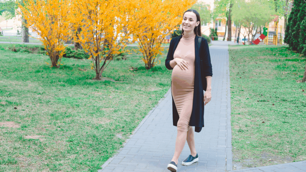 散歩をする妊婦