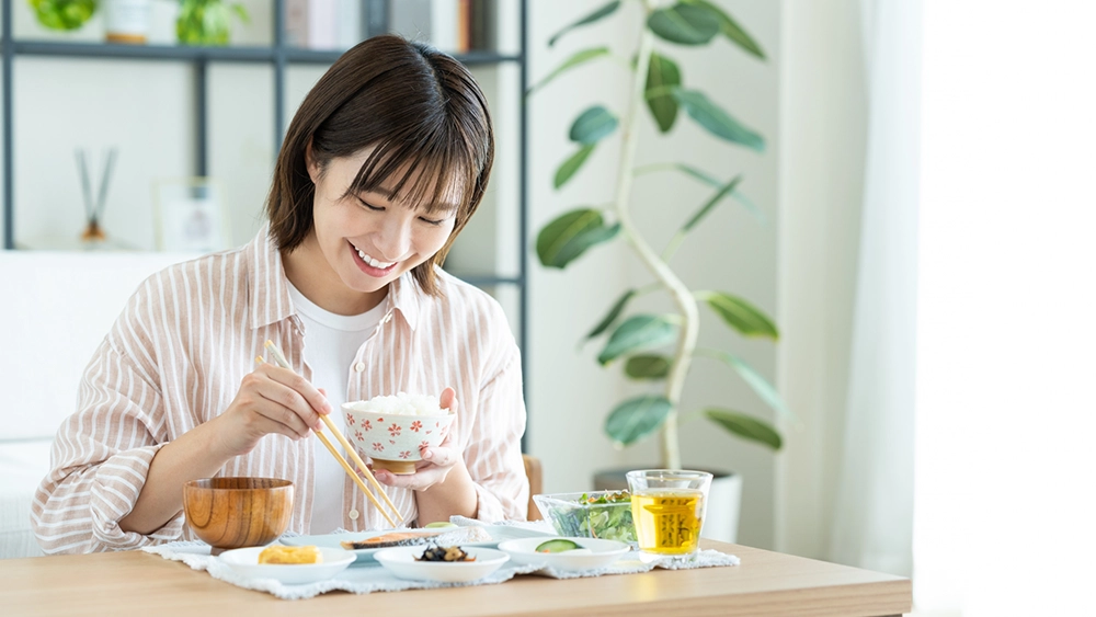 笑顔で食事をする女性