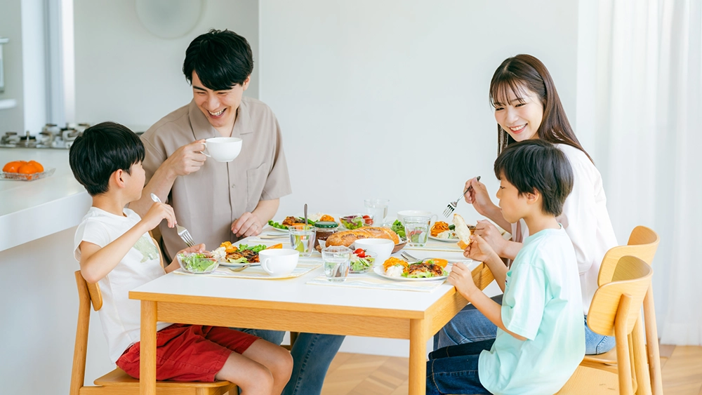 笑顔で食事をする家族