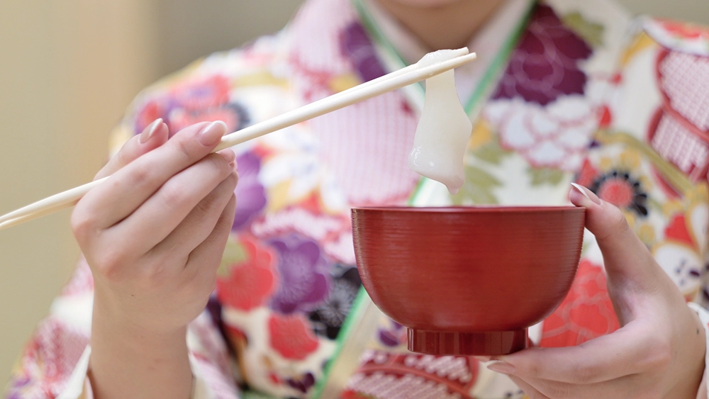 雑煮を食べる女性