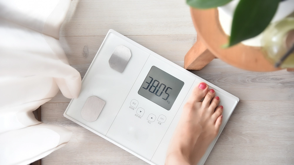 体重計にのる女性