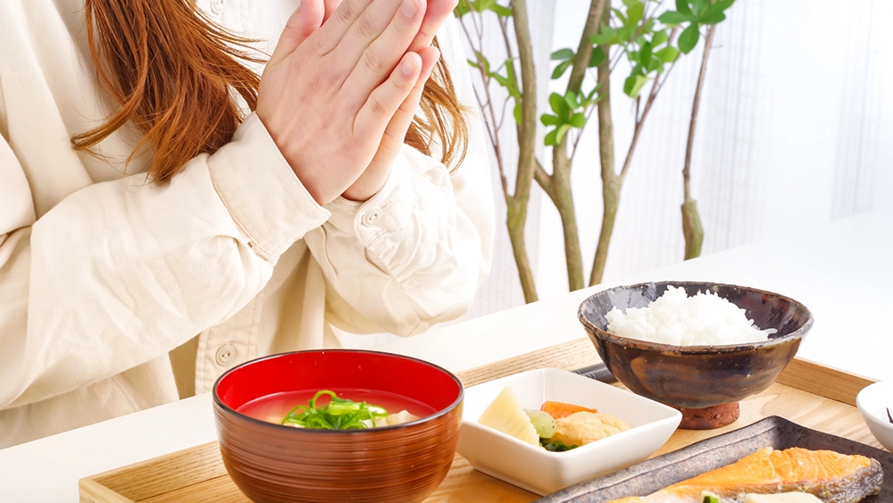 和食を食べる女性