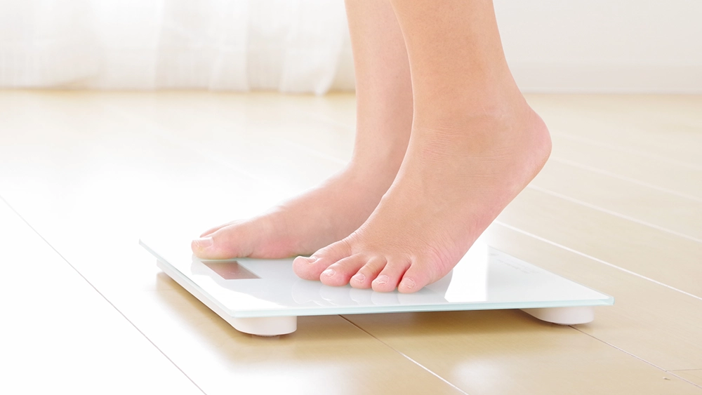 体重計に乗る女性