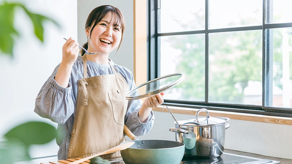 笑顔で料理をする女性