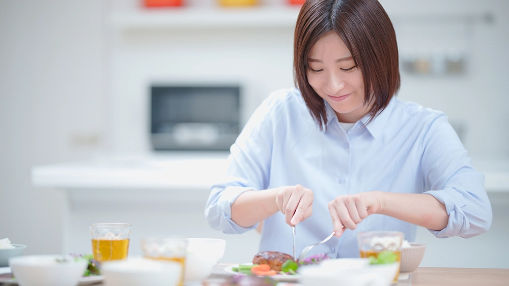 ハンバーグを食べる女性