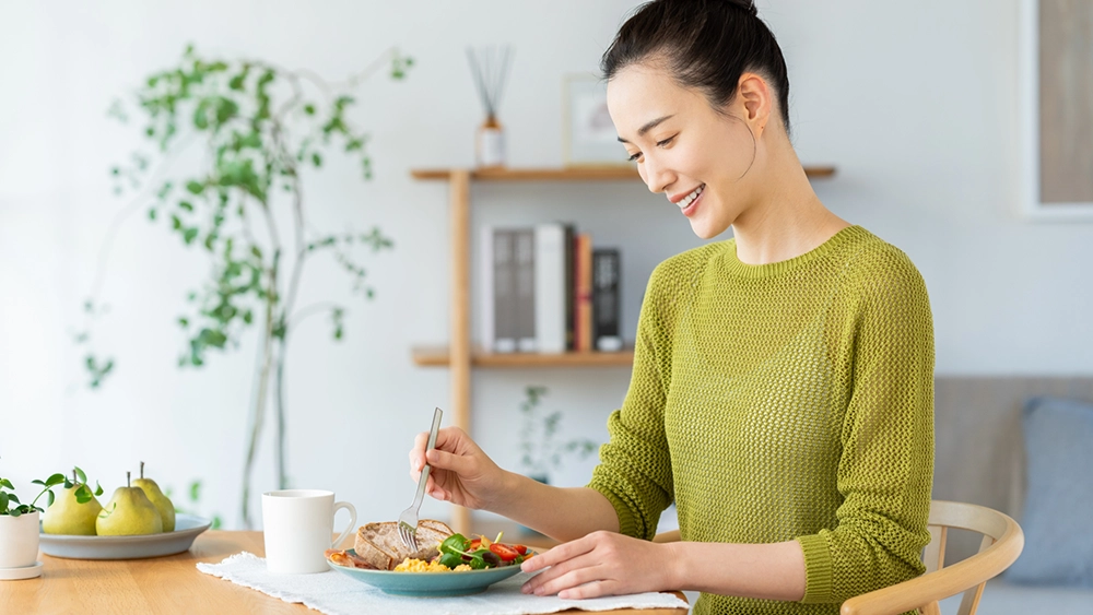 食事をする女性