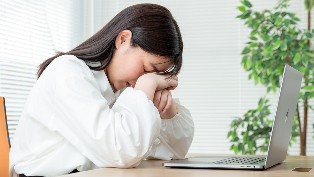 疲れ目の女性