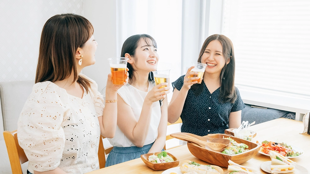 飲み会を楽しむ女性たち