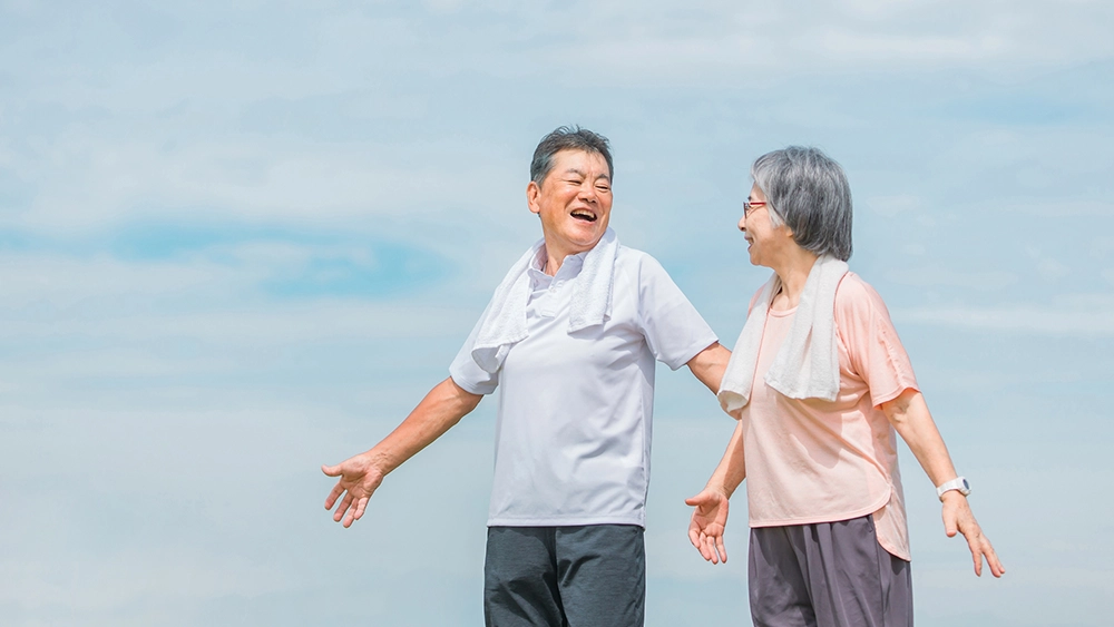 運動をする高齢者夫婦