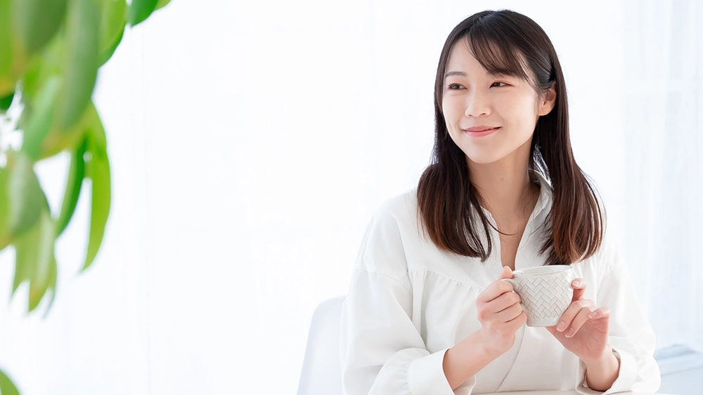 コーヒーを飲む女性