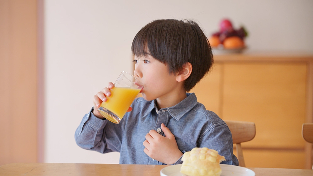 ジュースを飲む子供